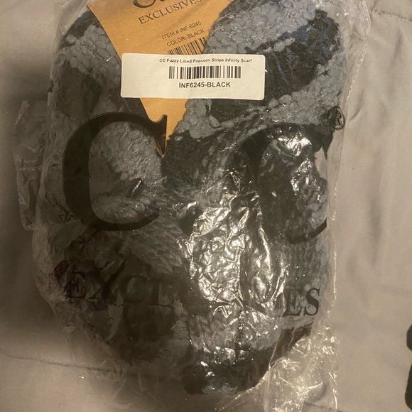 C.C Exclusives infinity scarf, and smart tip gloves set - Picture 4 of 13